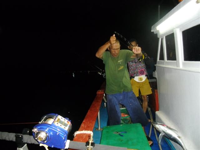 จากกลางเรือผมก็มาต่อที่ท้ายเรือคั
