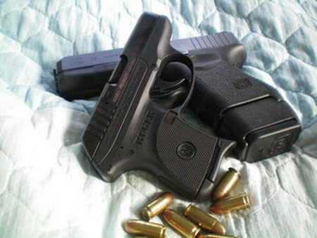 ส่วน2กระบอกนี้ Glock26 กับ Ruger  lcp ใช้ติดตัวสลับกันแล้วแต่โอกาศครับ :blush: