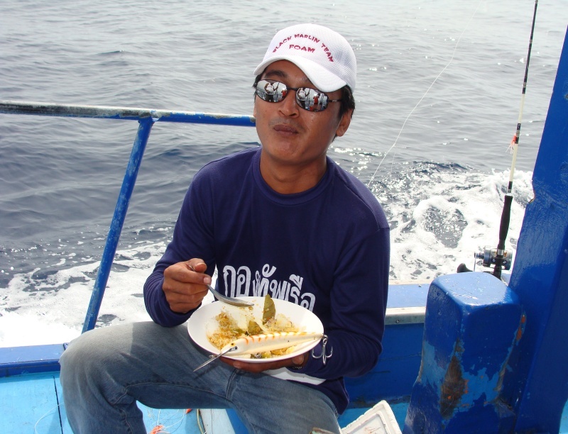  [b]ลงเรือเที่ยวนี้กินปลาปลอม  กลับถึ