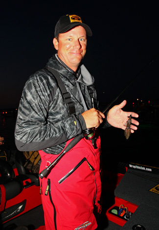 Kevin VanDam โปรหมายเลข 1 ของโลก กำลังโชว์เหยื่อยางที่เขาจะใช้ Sight Fishing วันนี้  วันแรกผลงานเขาถ