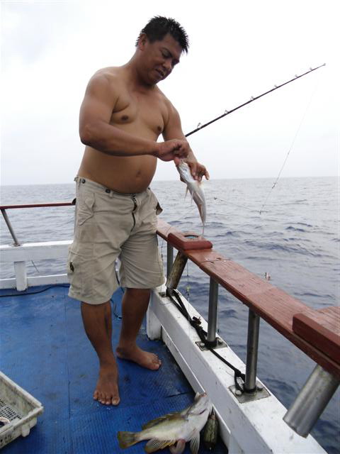 ตัดมาทางท้ายเรือน้าป้อก็สอยแต่ปลาจานคับ(ปลาขี้แตก) :laughing: :laughing:
