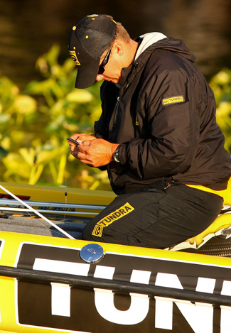 Terry Scroggins กำลังเกี่ยวหนอนยางสำหรับการตกปลาแบบ Sight Fishing