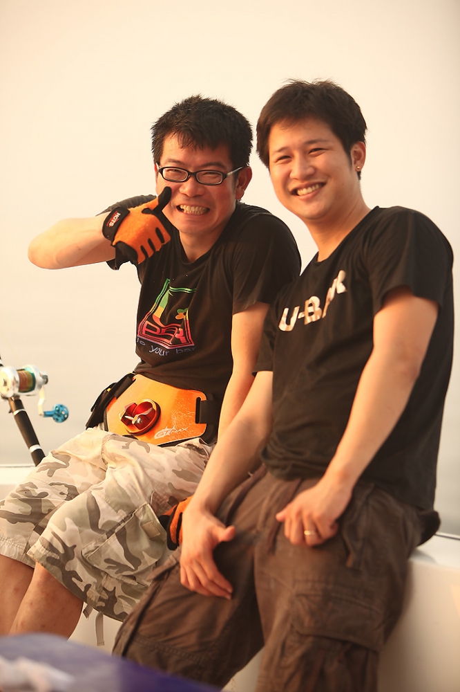 "สนุกสนานครับ.."

และก็แอ็คชั่นมันส์ๆ ด้วย  :laughing: :laughing: :laughing: