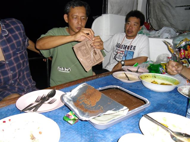 พี่โต้งฉลองด้วยเค็กทหารคับ :laughing: :laughing: