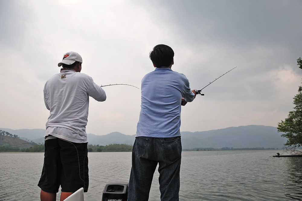 

[b]เมื่อมันกิน ด้านท้ายเรือ  โปรจีน ก็ไม่ปล่อยโอกาส ให้หลุดลอย ตีทันที  แว๊กกกกกกกกกกกกกกกกก  นิ