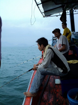 หน้าเรือนั่งเรียงกันเป็นระเบียบเลยน๊า... :cheer: