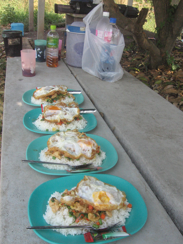 อาหารหลักของเรา กระเพราไก่ไข่ดาวเหมือนเดิม (แม่ครัวน่ารักมั๊กๆ !!) 
ไปบ่อนี้ต้องสั่งบ่อย ๆ น้องเค้า