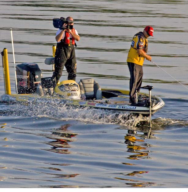 คลื่นเรือที่วิ่งผ่านไปมากระทบเข้าเต็มๆกับเรือของ Terry Scroggins นิ่งจริงๆไม่ปลิวตกน้ำไปเนี่ย เป็นข้