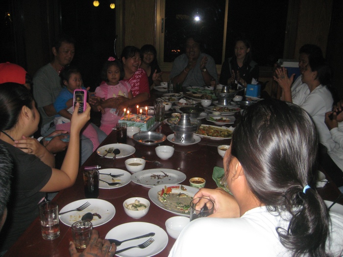 อันนี้ก็บรรยากาศตอนร้องเพลงกันครับ.......ขาดได้ไง