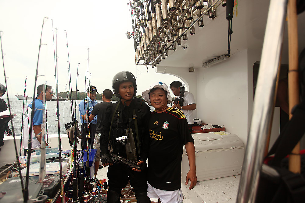 "เพื่อนกันนะ.."

ผมเลยขอถ่ายรูปคู่กับทหารนายนี้มาให้เพื่อนๆดูว่าเหมือนคนไทยแค่ไหน 

แต่เขาเป็น