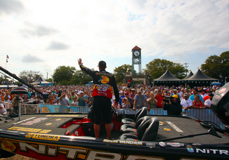 Kevin VanDam ขณะถูกลากไปขึ้นเวทีชั่งน้ำหนัก  :cheer: