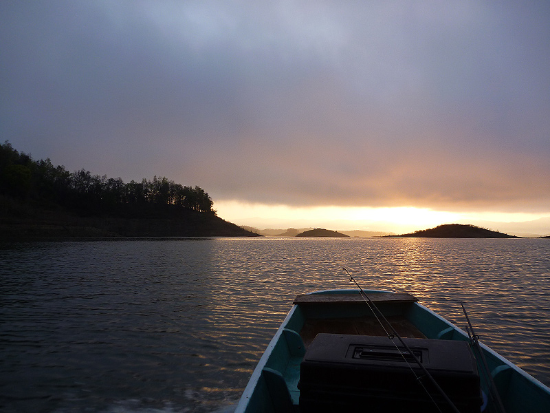 สนามไกลๆปีนี้ ส่วนใหญ่ยังใช้บริการเรือไม้ค๊าบ สนามใกล้ๆคงได้ลากกันมาเอง
สอบถามไต๋ตัวน้อย อายุไม่น่า