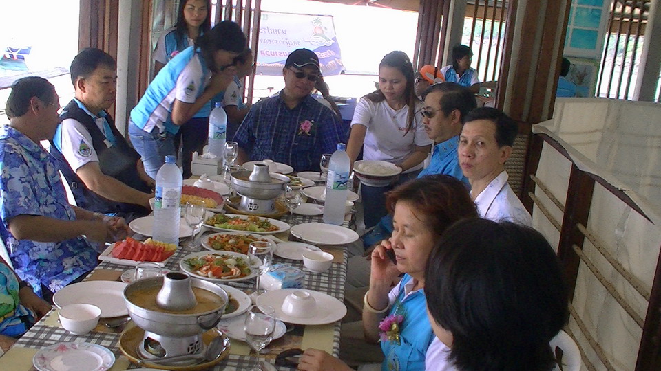 โต๊ะอาหารรองผู้ว่าตราด คุณประทีป จงสืบธรรม 