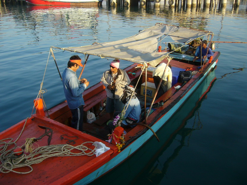 มองลงไปในเรือ อ้าวยังไม่ครบนี่หน่าหายไปไหนอีกสองคน  :ohh: :ohh: