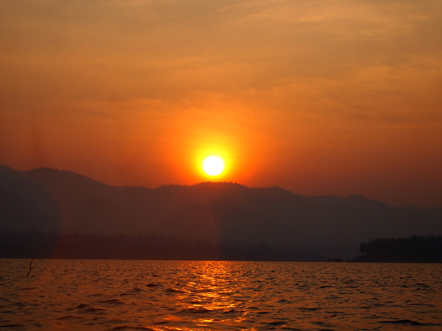 เช้าวันใหม่คับ  
วันนี้ใช้เรือตกปลาเป็นเรือ ชาวบ้านคับ (บังเอิญ อีเหลืองน้อย มีปัญหา) :sad: :sad: :