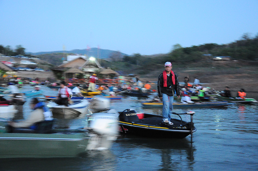 ทยอยนำเรือไปให้กรรมการตรวจ :grin: