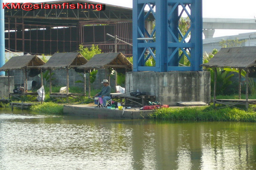 ผมกับน้าเต่าตกกันได้สักพักเริ่มเย็นแล้วคับ น้าเต่าชวนย้ายหมายไปด้านหน้าบ่อตามภาพเลยคับ อากาศวันนั้นเ