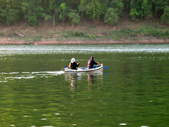 วันนี้หาเรือรับจ้างพาตกปลาได้แค่สองลำเลยตัดสินใจกันว่ายังไม่ลง..เอาไว้พรุ่งนี้ทีเดียวเลย 4 ลำจัดปาย.