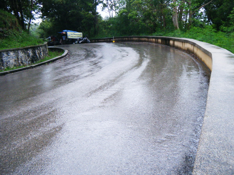  [b]ผมมาถึงแหลมพรหมเทพก็สายมากแล้ว แต่ฝนก็ยังตกอยู่ตลอด ไม่มีวี่แววว่าจะหยุด.. นรกชัดๆ!!

เดินขึ้น