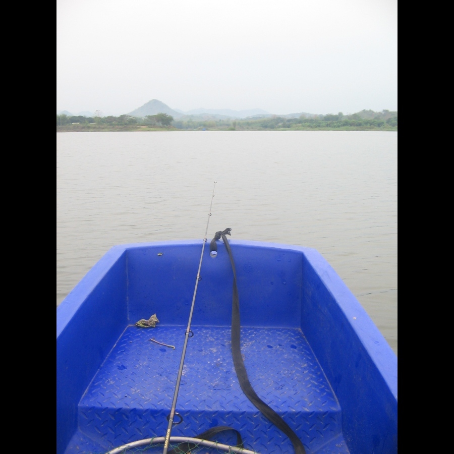 ไปเเล้วครับ...วันนี้มีเรื่องให้กลัวอยู่สองอย่าง...
กลัวเรือคว่ำ กลับ กลัวจะได้เเต่เเห้ว...