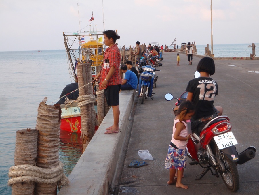 ระหว่างที่เอาของที่เตรียมมาลงเรือ ผมก็ได้โอกาสแว๊บ ไปดูบรรยากาศรอบๆสะพานปลา(กินแรงเพื่อน คืองานของเร