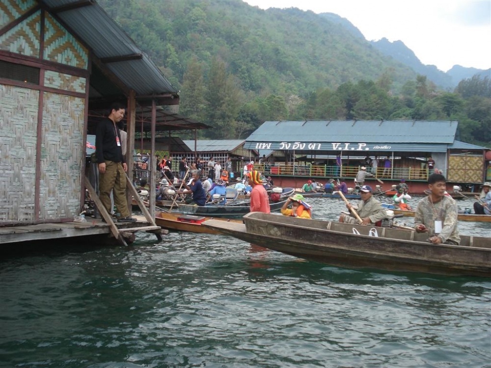 เหลือแต่เรือชาวบ้าน.....................  :cool: :cool: :cool: