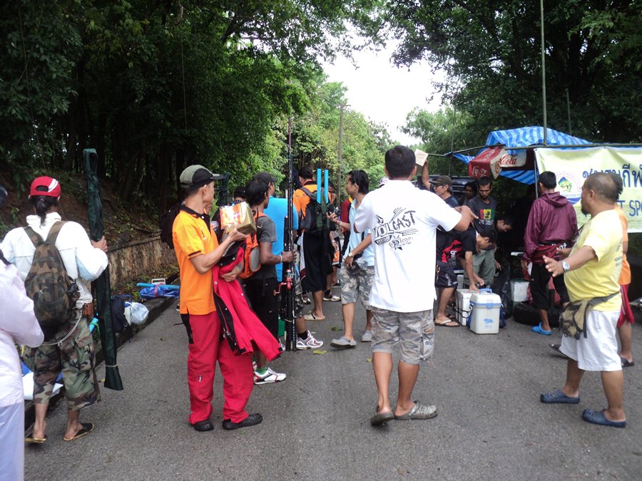 ท่านประธานบอกอย่าพึ่งกลับมาถ่ายรูปหมู่ก่อน  เดี๋ยวก่อนถ่ายรูปขอแจก ปลอกแขนกันแดดของ PENNสำหรับทุกๆท่