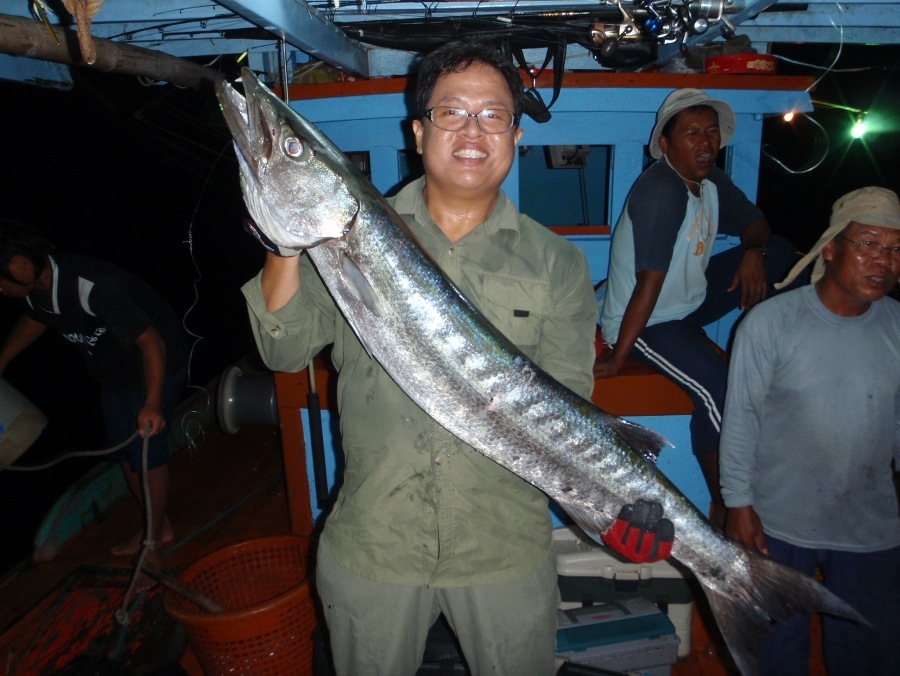 ตอนเย็น กับปลาลอยท้ายเรือ

หลังจากพี่เต่าปล่อยปลากระโทงแทง ไซด์ประมาณ 50 up เนื่องจากเราใช้เบ็ดเบอ