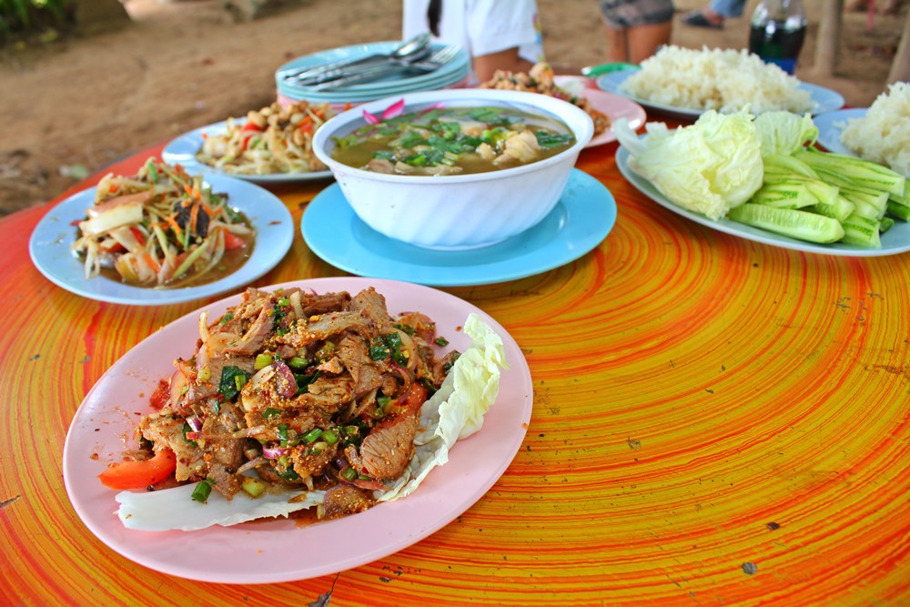 มาถึงก็สั่งอาหารมาเต็มโต๊ะเลย.. อ่าวแล้วคนหายไปใหนกันหมดเนี่ย :spineyes: :spineyes: :spineyes: :spin