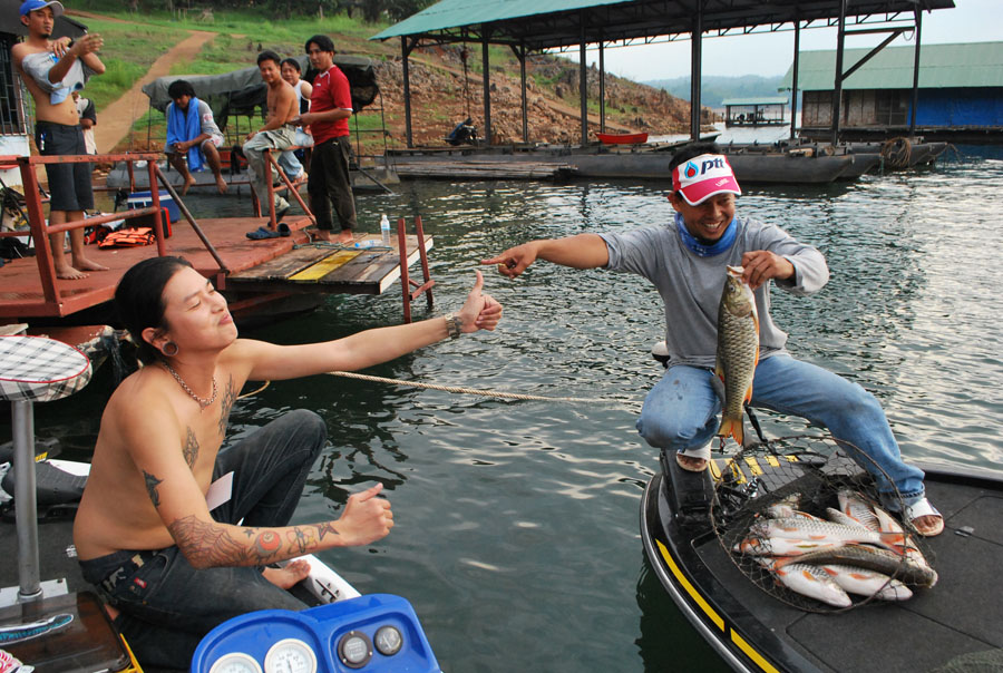 


โด่ว...เด๋วดู..ของลุงนี่... :laughing: :laughing: :laughing: