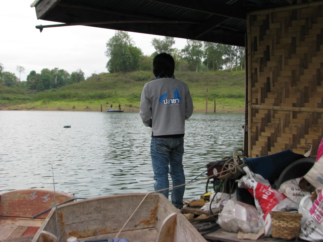 น้าเอกขึ้นไปตีบนแพชาวบ้านตอนเปลี่ยนเรือครับ :smile:
