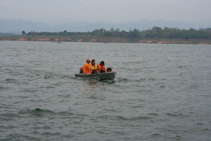 เรือนักท่องเที่ยวก้อมีครับ.....งานนี้... :laughing: :laughing: :laughing: :laughing: