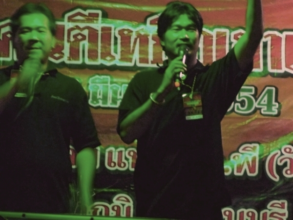 พิธีกรคับ
ต้องยอมรับว่าเก่งมากๆที่ดึงความสนใจของผู้ร่วมงานมาที่เวทีได้ 
มีที่ไหนกระดี่เหล็ก 500.-
