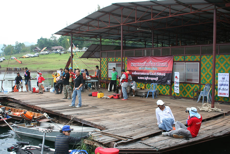 บรรยากาศ.....ก่อนปล่อยตัวนักตกปลาครับ.... :kiss: :kiss: :kiss: :kiss: :love: :love: :love: