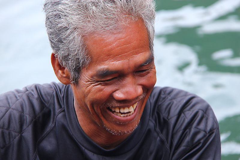 

คนนี้แลอารมณดีเป็นพิเศษ  สงสัยแขกจะรอด       :laughing: