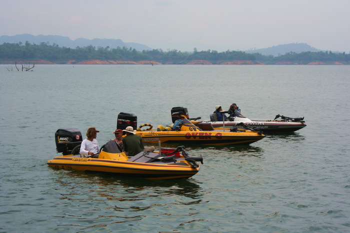 น้านัทมองดูเรือแก๊งค์ 200 ลิตร ด้วยความอิจฉา  โอว..ชาตินี้เราจะมีปัญญาซื้อกะเขาซักลำมั้ยน้อ... :grin