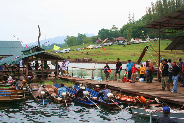 ฝูงเรือชาวบ้านที่มารอรับนักกีฬา  ถ