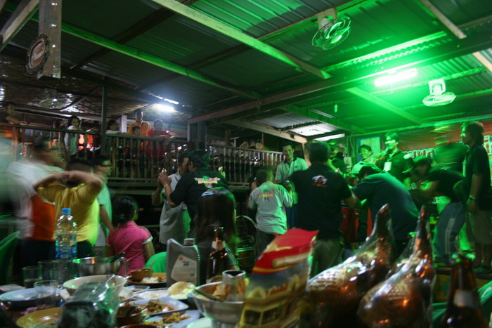 บรรยากาศยามค่ำคืนในงานเลี้ยง หนุกห