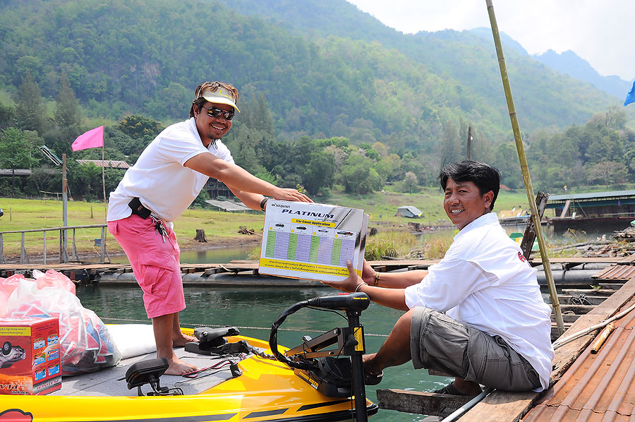 รับมอบของรางวัลกันตรงนี้เลย :grin: