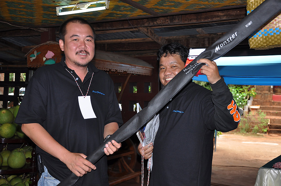 น้าเรดก็ลงทะเบียนแข่งด้วยเหมือนกัน แถมโชคดีจับได้คันเบ็ด Hemingway  รุ่นมอนเตอร์ไปด้วย ยินดีด้วยคร๊า