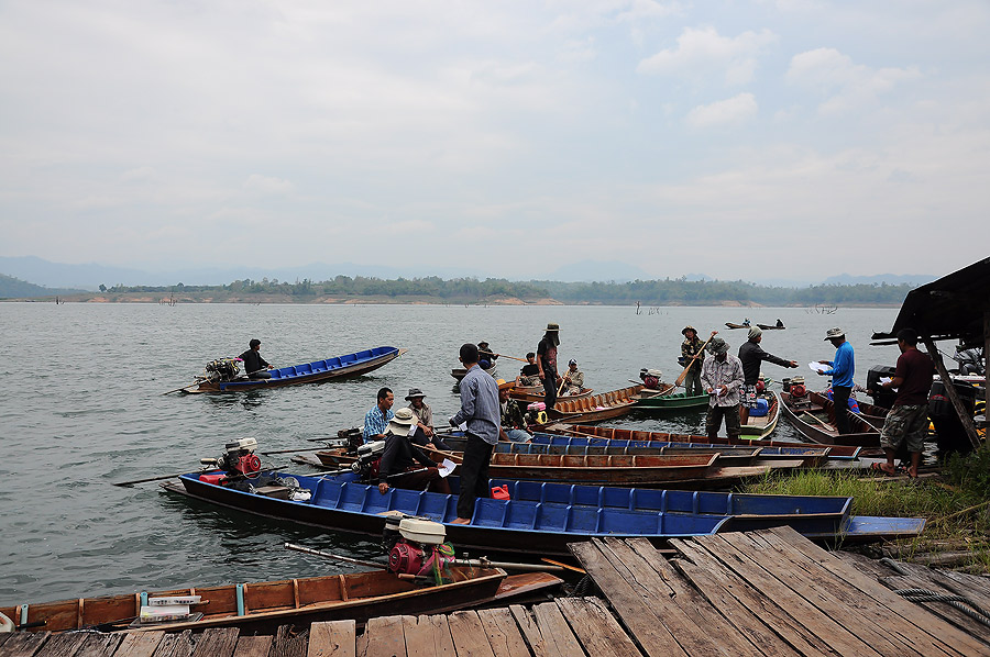 ใกล้ถึงเวลาปล่อยตัวนักกีฬาแล้วคร๊าบ บรรดาเรือหางยาวมารอรับนักกีฬาแล้วคร๊าบ :grin: