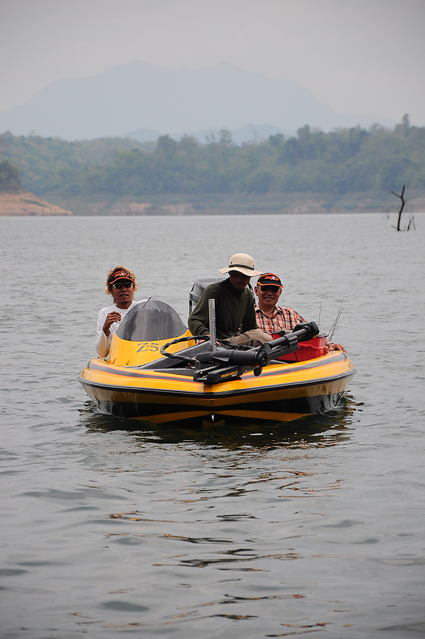 เรือน้าพี ก็ออกมาลอยลำรอปล่อยตัวแล