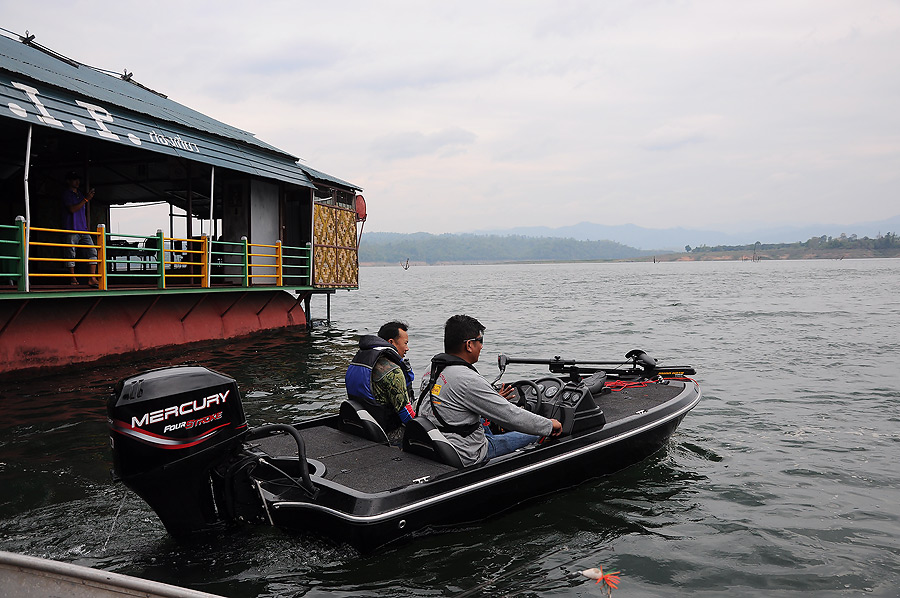 เรือน้าธนดิตถ์ยังไม่ออกไปเลยอ่ะ อย
