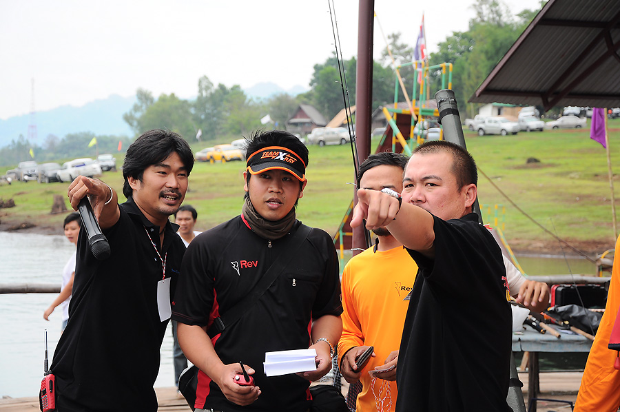 น้าหมูหาเรือไม่เจอต้องมาถามพี่บอยกับพี่เจี๊ยบ :grin:
แต่เรือจอดอยู่ตรงหน้า พี่บอยชี้ไปไหนหว่า :laug