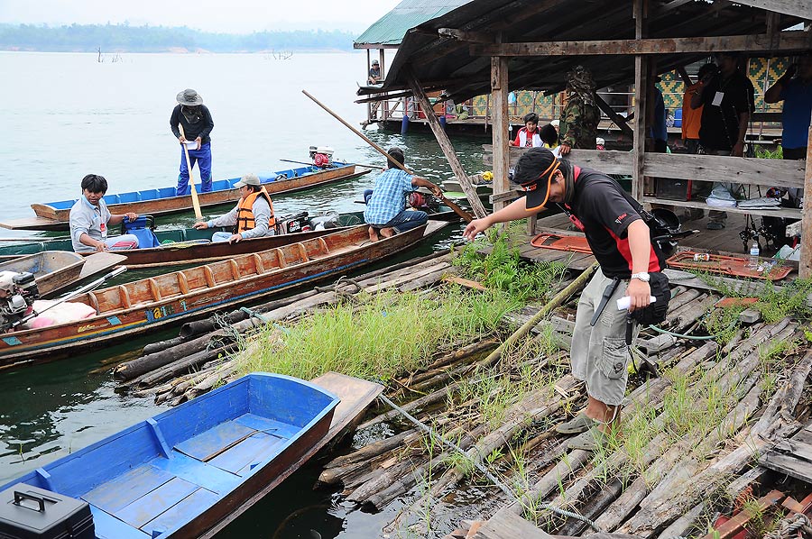 เจอเรือแล้ว แต่มีปัญหาตรงที่ จะลงเรือยังไงเนี่ยยยยยยยยย :laughing: :laughing: :laughing: