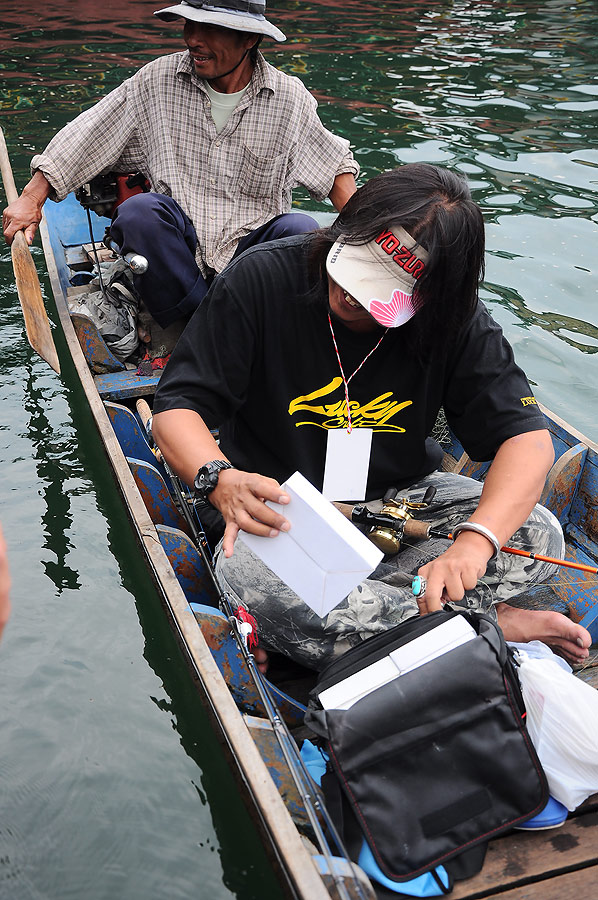 พอลงเรือได้หยิบกล่องบ็ดออกมาทันที.....ป๊าดดดดดด เพ่แม็ค พี่เป็นตัวแทนจำหน่ายกล่องVersusไม่ใช่เหรอคร๊