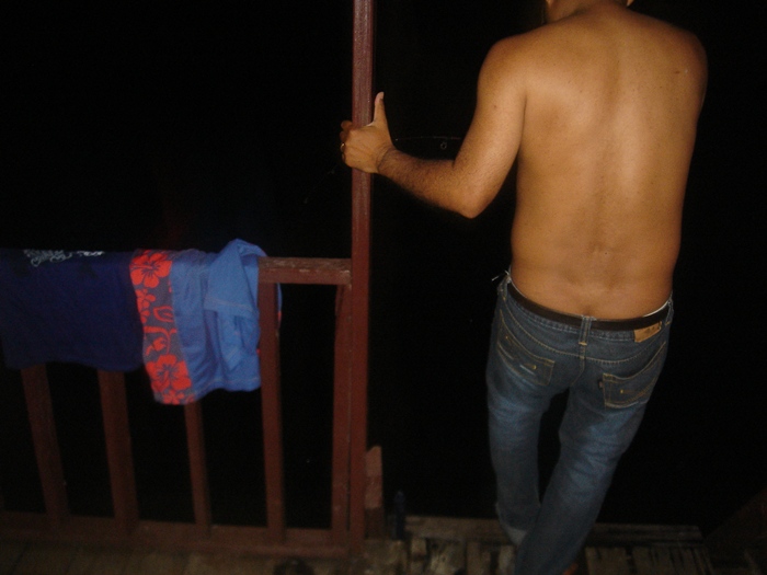 กลับมาถึงแพ เอ้าๆ ใครนะ ถอดเสื้อ กำลังอัดปลาอยู่
 :grin: :grin: :grin: :grin: :grin: