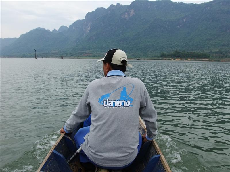 [b]ดูจากสภาพการนั่งเรือของผมซิครับ คุยกับไต๋ กันซ๊ะดิบดี ปรากฎว่า ไปผิดทาง กำแท้น๊อ[/b]
:frown: :fr