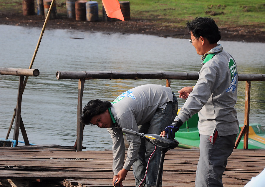 ฮั่นแน่.......น้าไอช์ก้มลงผูกเรือ ป๋าอ๊อดจะทำอะไรน่ะ จะทำเหมือนกับที่ทำเจ้าต่ายที่เขื่อนปราณเหรอป่าว