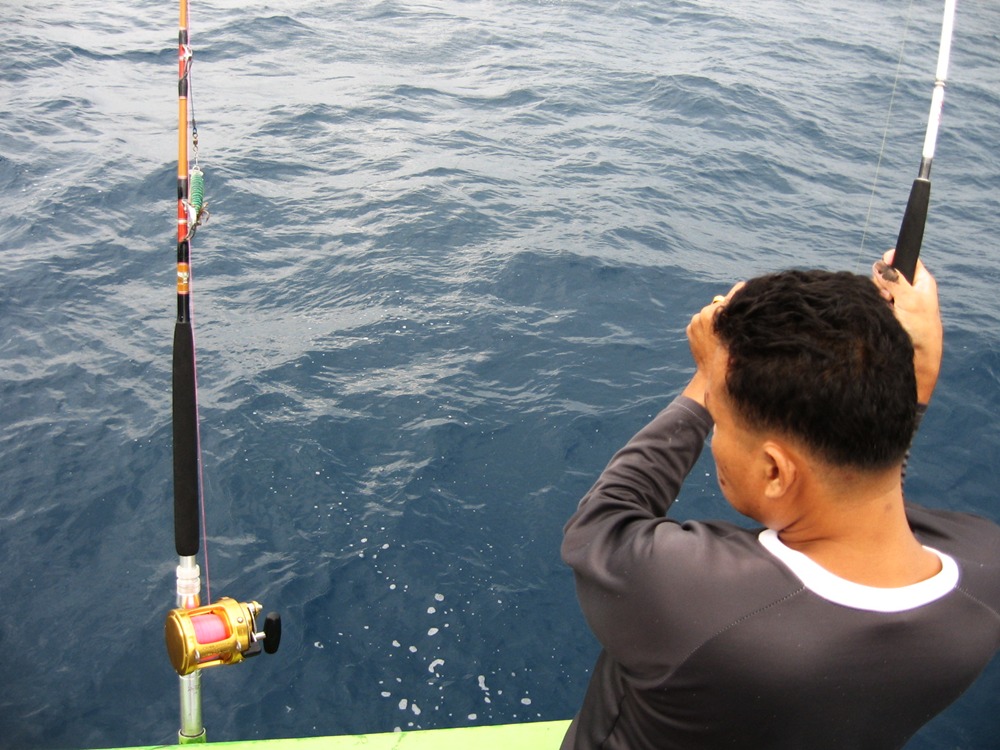 ท้ายเรือมีเสียงเอะอะ ตามไปดูครับ คุณหมู เทวะ  กำลังงัดอะไรอยู่  :ohh: :ohh: :ohh: :ohh: